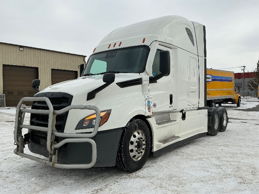 Sleeper Tractor-Heavy Duty Tractors-Freightliner-2022-T12664ST-Calgary-AB-773,789\n\t\tkm-$ 88,000 - Image 3