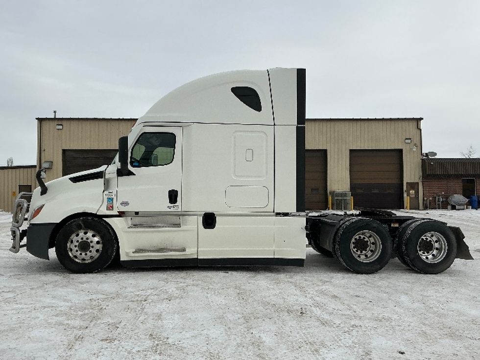 Sleeper Tractor-Heavy Duty Tractors-Freightliner-2022-T12664ST-Calgary-AB-773,789\n\t\tkm-$ 88,000 - Image 4