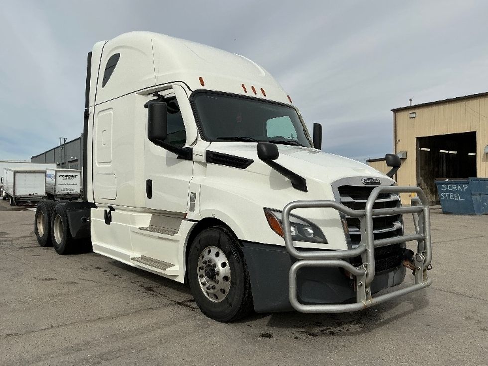 Sleeper Tractor-Heavy Duty Tractors-Freightliner-2022-T12664ST-Calgary-AB-786,593\n\t\tkm-$ 95,750 - Image 1