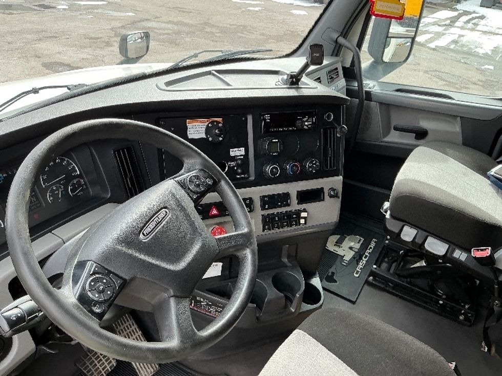 Sleeper Tractor-Heavy Duty Tractors-Freightliner-2022-T12664ST-Calgary-AB-786,593\n\t\tkm-$ 95,750 - Image 10