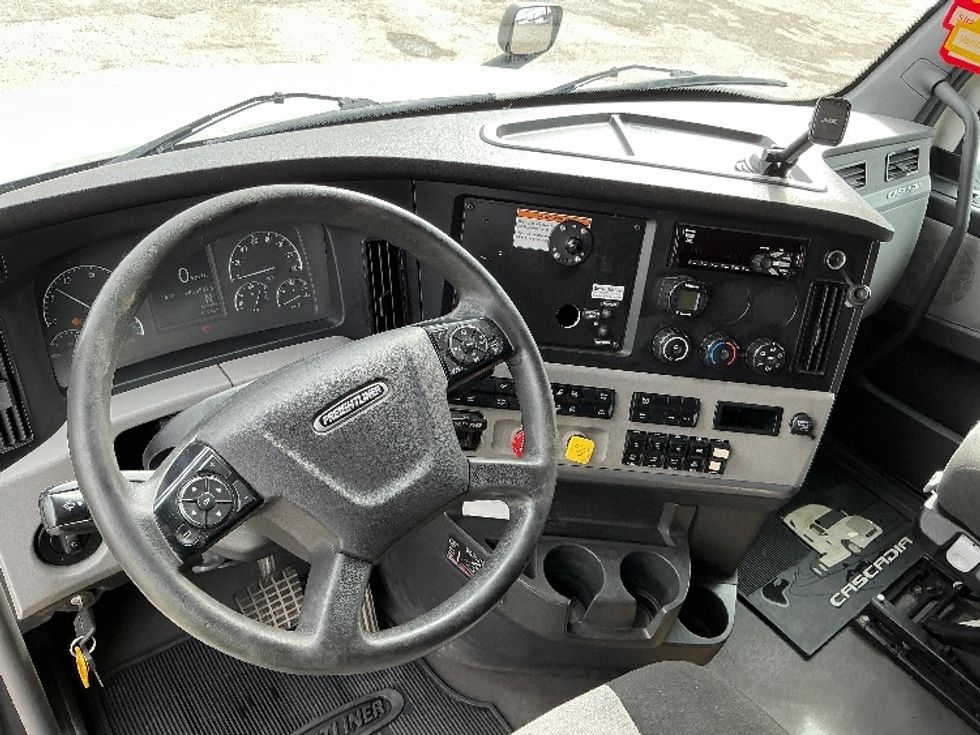 Sleeper Tractor-Heavy Duty Tractors-Freightliner-2022-T12664ST-Calgary-AB-786,593\n\t\tkm-$ 95,750 - Image 11