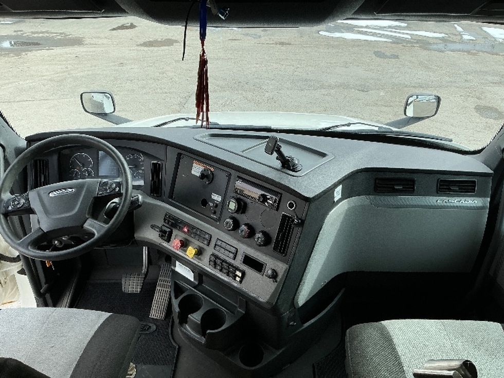 Sleeper Tractor-Heavy Duty Tractors-Freightliner-2022-T12664ST-Calgary-AB-786,593\n\t\tkm-$ 95,750 - Image 12