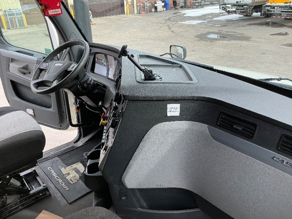 Sleeper Tractor-Heavy Duty Tractors-Freightliner-2022-T12664ST-Calgary-AB-786,593\n\t\tkm-$ 95,750 - Image 15