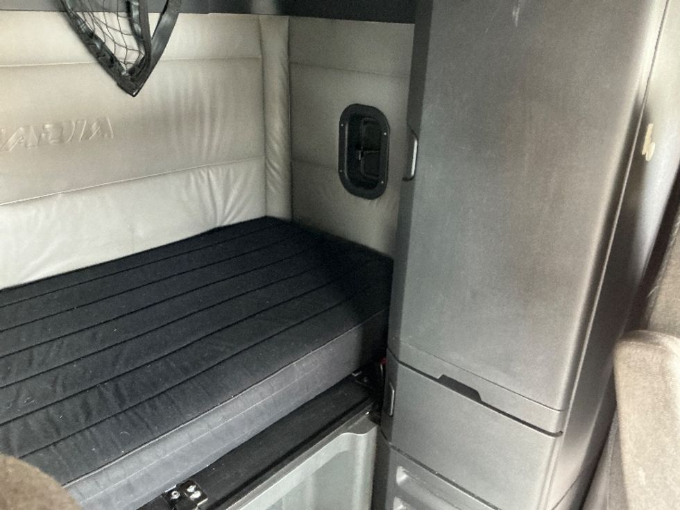 Sleeper Tractor-Heavy Duty Tractors-Freightliner-2022-T12664ST-Calgary-AB-786,593\n\t\tkm-$ 95,750 - Image 17