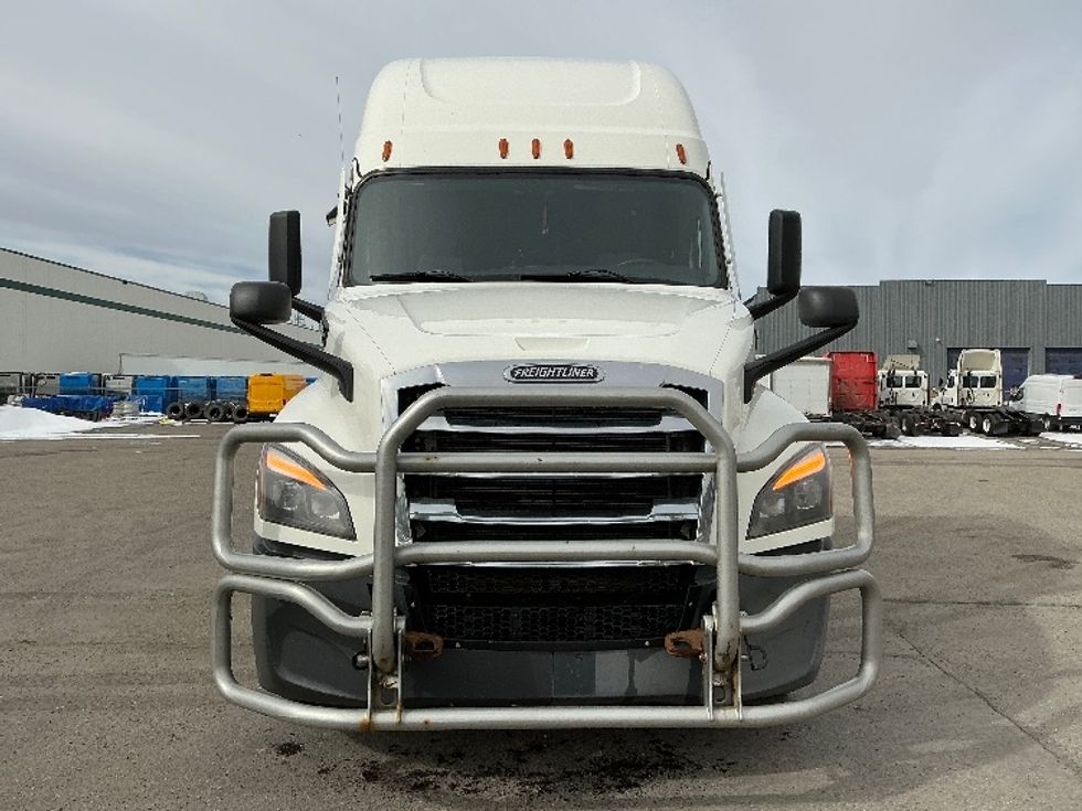 Sleeper Tractor-Heavy Duty Tractors-Freightliner-2022-T12664ST-Calgary-AB-786,593\n\t\tkm-$ 95,750 - Image 2