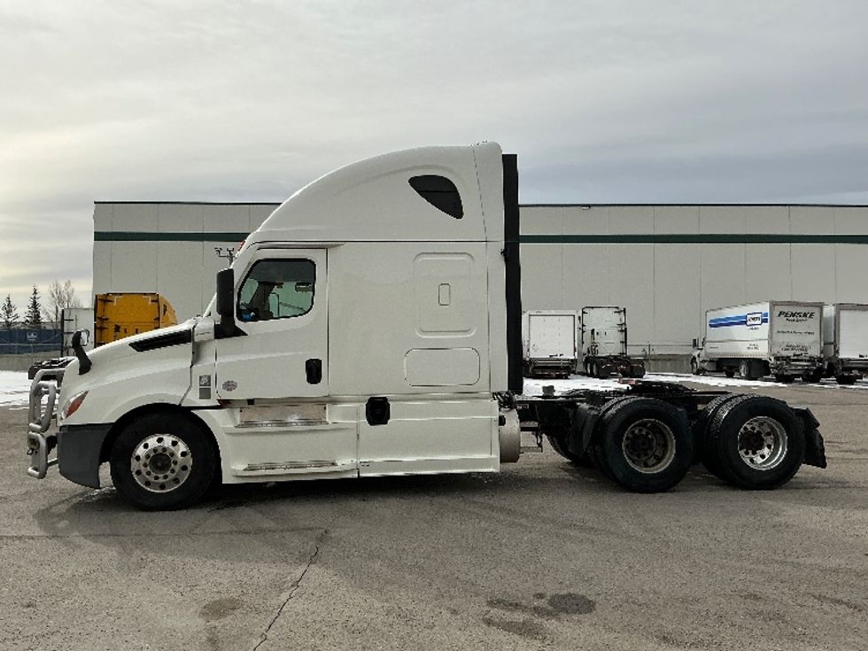 Sleeper Tractor-Heavy Duty Tractors-Freightliner-2022-T12664ST-Calgary-AB-786,593\n\t\tkm-$ 95,750 - Image 4