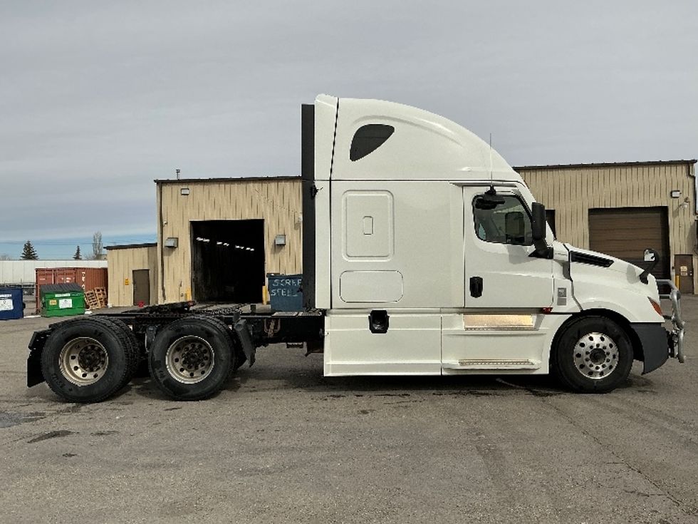 Sleeper Tractor-Heavy Duty Tractors-Freightliner-2022-T12664ST-Calgary-AB-786,593\n\t\tkm-$ 95,750 - Image 8