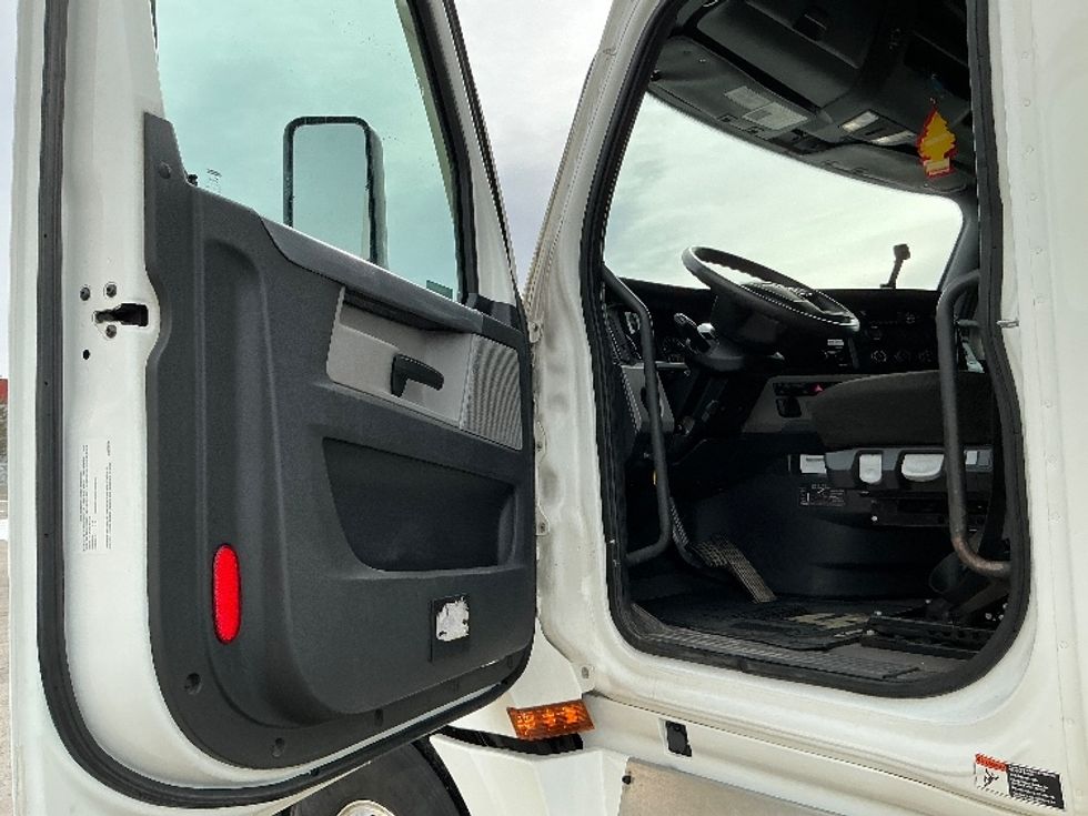 Sleeper Tractor-Heavy Duty Tractors-Freightliner-2022-T12664ST-Calgary-AB-786,593\n\t\tkm-$ 95,750 - Image 9