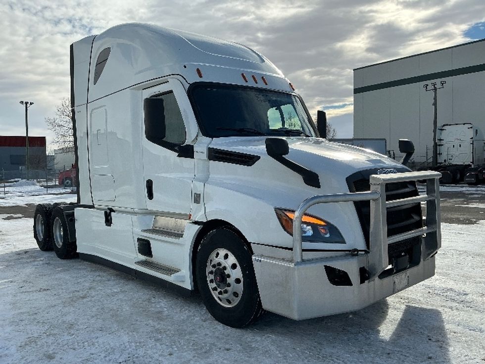 Sleeper Tractor-Heavy Duty Tractors-Freightliner-2022-T12664ST-Calgary-AB-788,890\n\t\tkm-$ 86,750 - Image 1