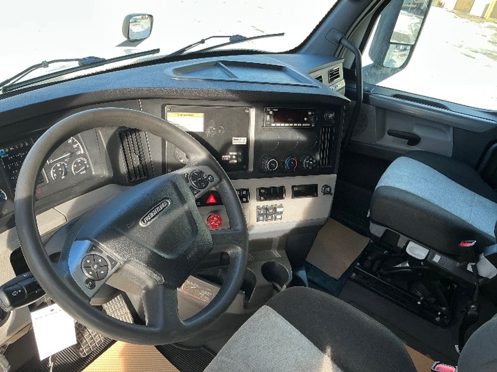 Sleeper Tractor-Heavy Duty Tractors-Freightliner-2022-T12664ST-Calgary-AB-788,890\n\t\tkm-$ 86,750 - Image 10