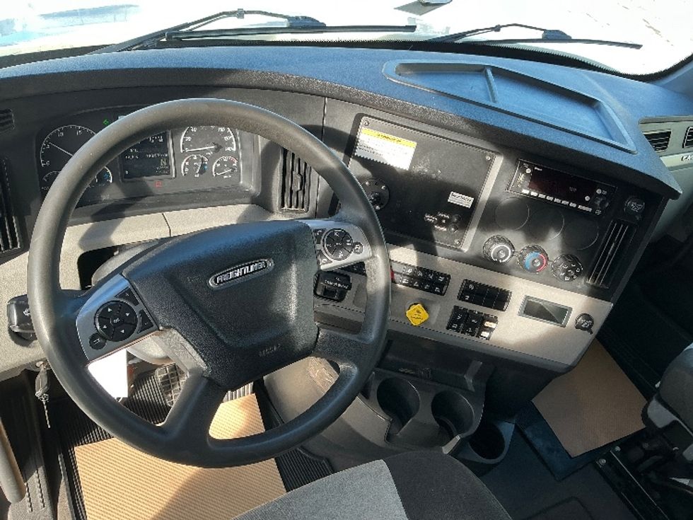 Sleeper Tractor-Heavy Duty Tractors-Freightliner-2022-T12664ST-Calgary-AB-788,890\n\t\tkm-$ 86,750 - Image 11