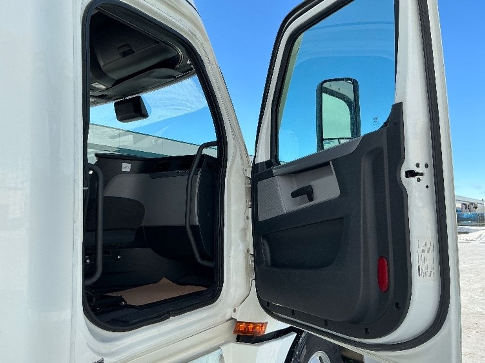 Sleeper Tractor-Heavy Duty Tractors-Freightliner-2022-T12664ST-Calgary-AB-788,890\n\t\tkm-$ 86,750 - Image 13