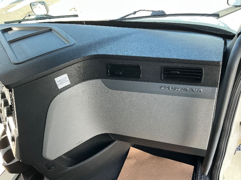 Sleeper Tractor-Heavy Duty Tractors-Freightliner-2022-T12664ST-Calgary-AB-788,890\n\t\tkm-$ 86,750 - Image 14