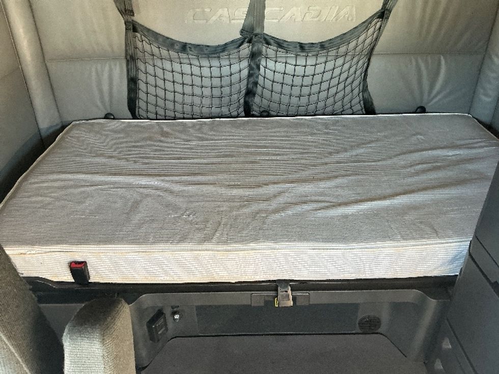 Sleeper Tractor-Heavy Duty Tractors-Freightliner-2022-T12664ST-Calgary-AB-788,890\n\t\tkm-$ 86,750 - Image 16