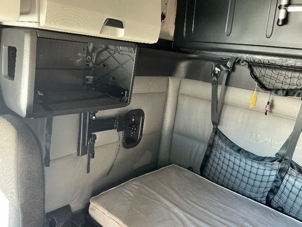 Sleeper Tractor-Heavy Duty Tractors-Freightliner-2022-T12664ST-Calgary-AB-788,890\n\t\tkm-$ 86,750 - Image 18