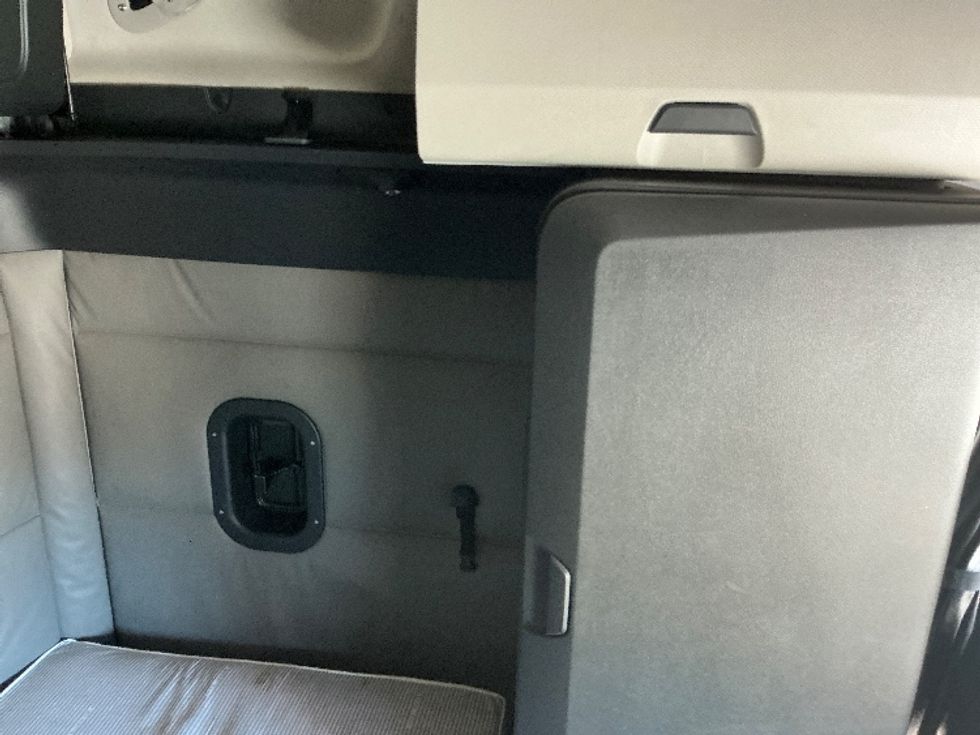 Sleeper Tractor-Heavy Duty Tractors-Freightliner-2022-T12664ST-Calgary-AB-788,890\n\t\tkm-$ 86,750 - Image 19