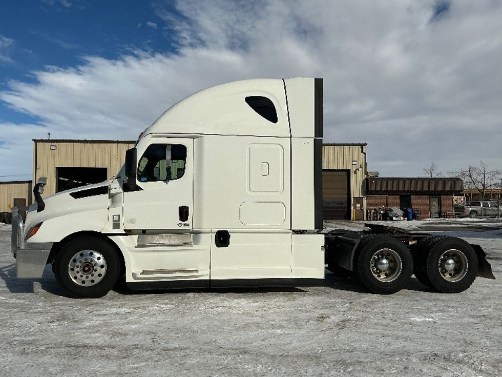 Sleeper Tractor-Heavy Duty Tractors-Freightliner-2022-T12664ST-Calgary-AB-788,890\n\t\tkm-$ 86,750 - Image 4