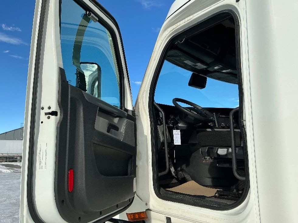 Sleeper Tractor-Heavy Duty Tractors-Freightliner-2022-T12664ST-Calgary-AB-788,890\n\t\tkm-$ 86,750 - Image 9