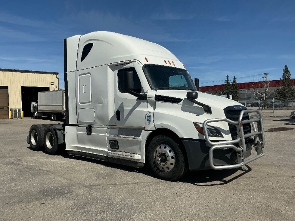 Sleeper Tractor-Heavy Duty Tractors-Freightliner-2022-T12664ST-Calgary-AB-843,507\n\t\tkm-$ 94,000 - Image 1
