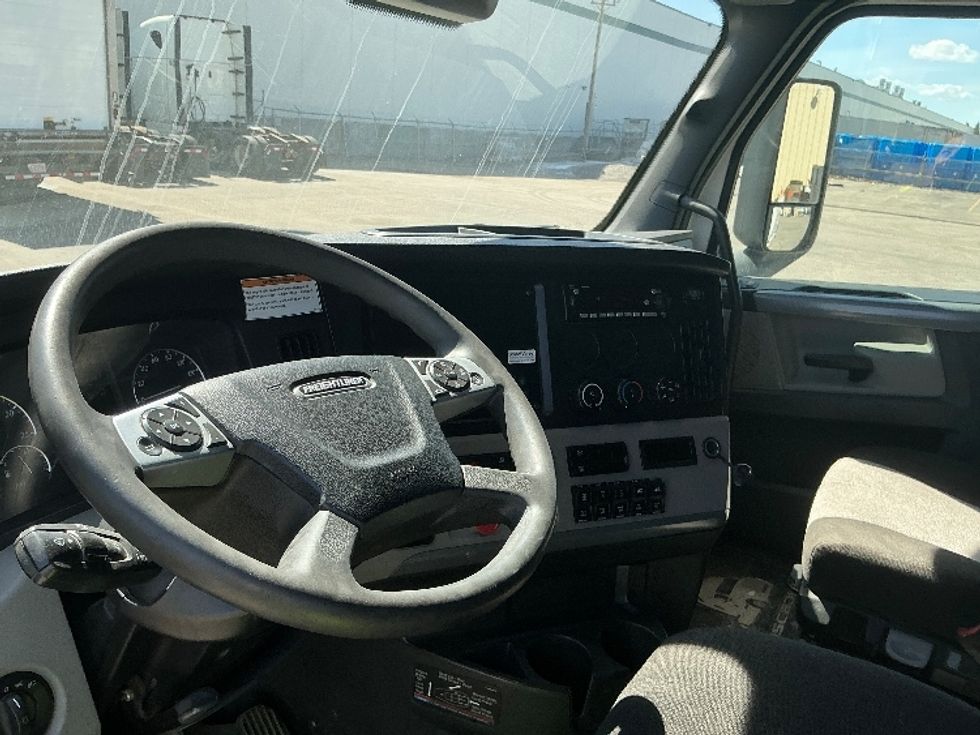 Sleeper Tractor-Heavy Duty Tractors-Freightliner-2022-T12664ST-Calgary-AB-843,507\n\t\tkm-$ 94,000 - Image 10