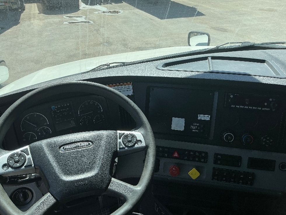 Sleeper Tractor-Heavy Duty Tractors-Freightliner-2022-T12664ST-Calgary-AB-843,507\n\t\tkm-$ 94,000 - Image 11