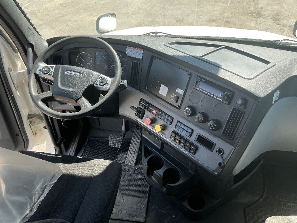 Sleeper Tractor-Heavy Duty Tractors-Freightliner-2022-T12664ST-Calgary-AB-843,507\n\t\tkm-$ 94,000 - Image 12