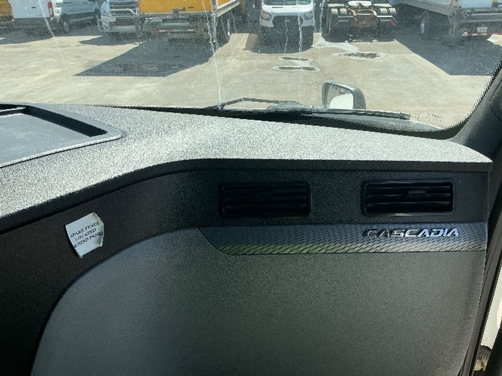 Sleeper Tractor-Heavy Duty Tractors-Freightliner-2022-T12664ST-Calgary-AB-843,507\n\t\tkm-$ 94,000 - Image 14