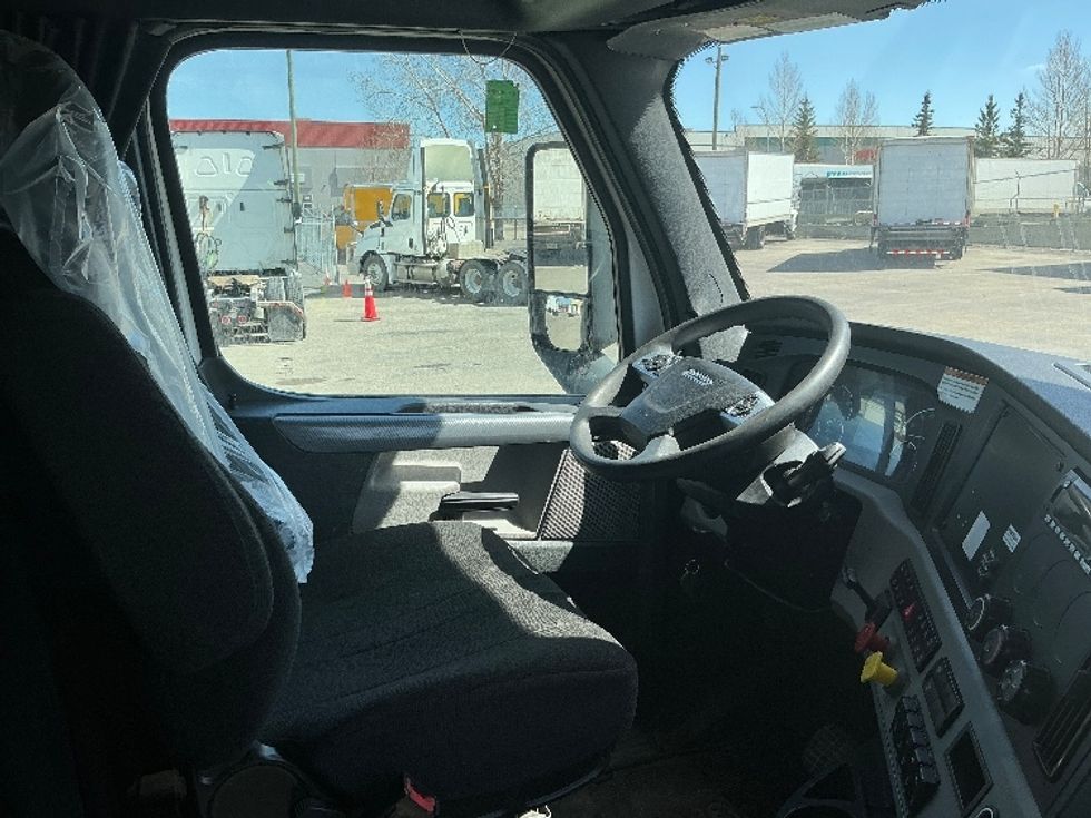 Sleeper Tractor-Heavy Duty Tractors-Freightliner-2022-T12664ST-Calgary-AB-843,507\n\t\tkm-$ 94,000 - Image 15