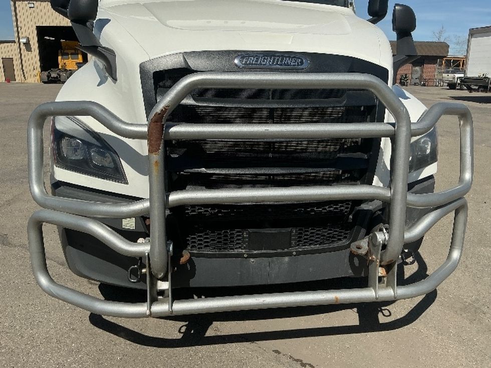 Sleeper Tractor-Heavy Duty Tractors-Freightliner-2022-T12664ST-Calgary-AB-843,507\n\t\tkm-$ 94,000 - Image 22