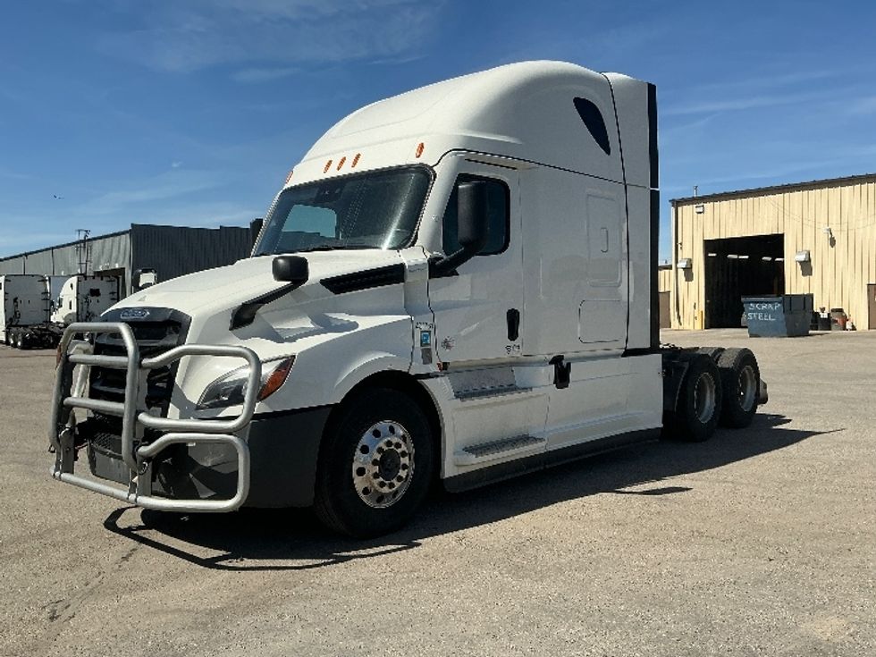 Sleeper Tractor-Heavy Duty Tractors-Freightliner-2022-T12664ST-Calgary-AB-843,507\n\t\tkm-$ 94,000 - Image 3