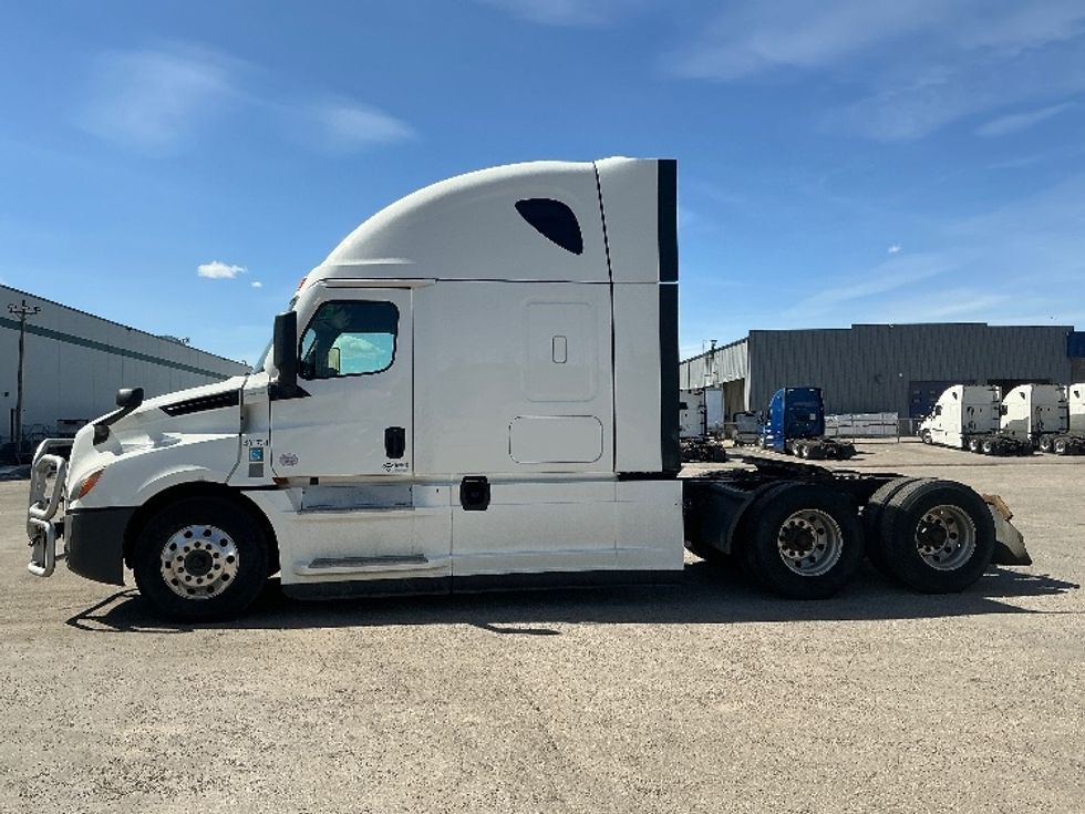 Sleeper Tractor-Heavy Duty Tractors-Freightliner-2022-T12664ST-Calgary-AB-843,507\n\t\tkm-$ 94,000 - Image 4