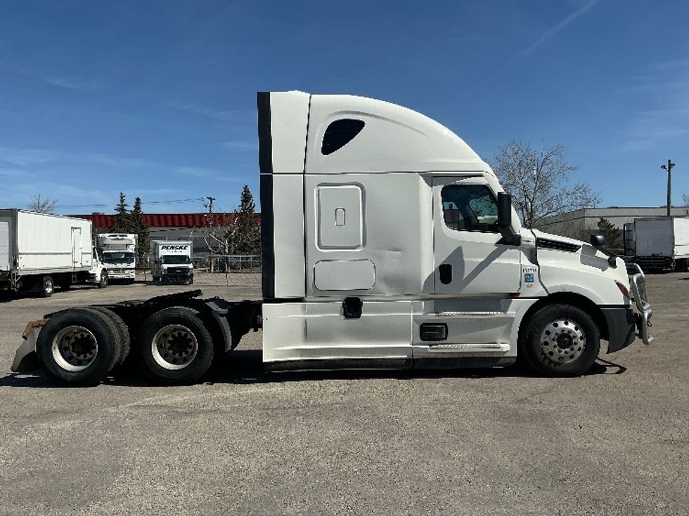 Sleeper Tractor-Heavy Duty Tractors-Freightliner-2022-T12664ST-Calgary-AB-843,507\n\t\tkm-$ 94,000 - Image 8