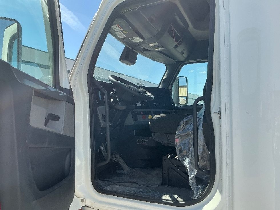 Sleeper Tractor-Heavy Duty Tractors-Freightliner-2022-T12664ST-Calgary-AB-843,507\n\t\tkm-$ 94,000 - Image 9