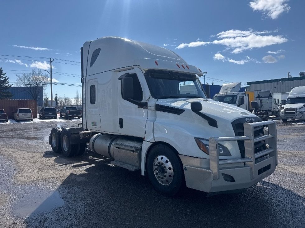 Sleeper Tractor-Heavy Duty Tractors-Freightliner-2022-T12664ST-Calgary-AB-924,779\n\t\tkm-$ 78,000 - Image 1