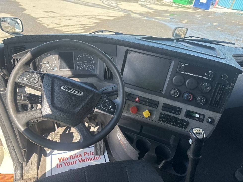 Sleeper Tractor-Heavy Duty Tractors-Freightliner-2022-T12664ST-Calgary-AB-924,779\n\t\tkm-$ 78,000 - Image 11