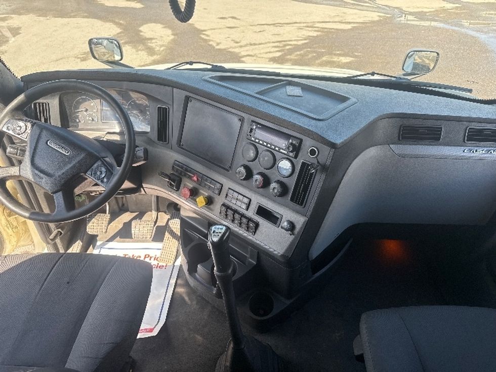 Sleeper Tractor-Heavy Duty Tractors-Freightliner-2022-T12664ST-Calgary-AB-924,779\n\t\tkm-$ 78,000 - Image 12