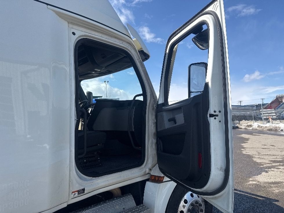 Sleeper Tractor-Heavy Duty Tractors-Freightliner-2022-T12664ST-Calgary-AB-924,779\n\t\tkm-$ 78,000 - Image 13