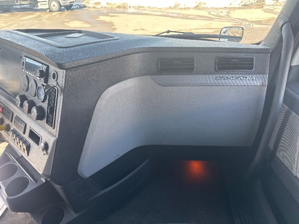 Sleeper Tractor-Heavy Duty Tractors-Freightliner-2022-T12664ST-Calgary-AB-924,779\n\t\tkm-$ 78,000 - Image 14