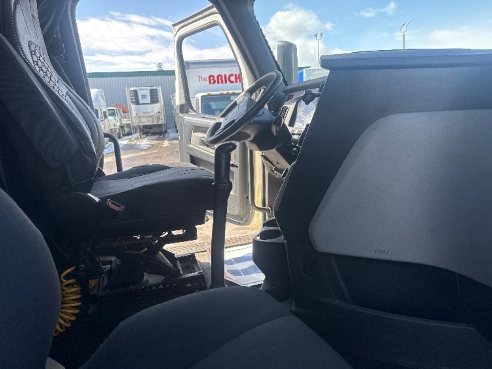 Sleeper Tractor-Heavy Duty Tractors-Freightliner-2022-T12664ST-Calgary-AB-924,779\n\t\tkm-$ 78,000 - Image 15