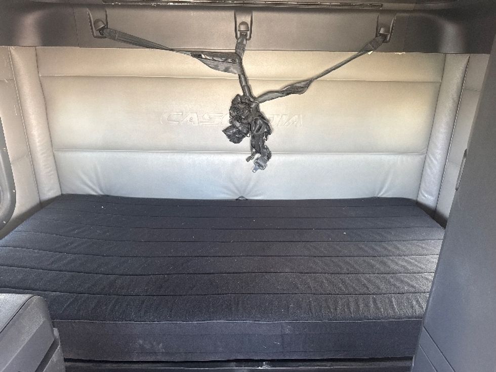 Sleeper Tractor-Heavy Duty Tractors-Freightliner-2022-T12664ST-Calgary-AB-924,779\n\t\tkm-$ 78,000 - Image 16