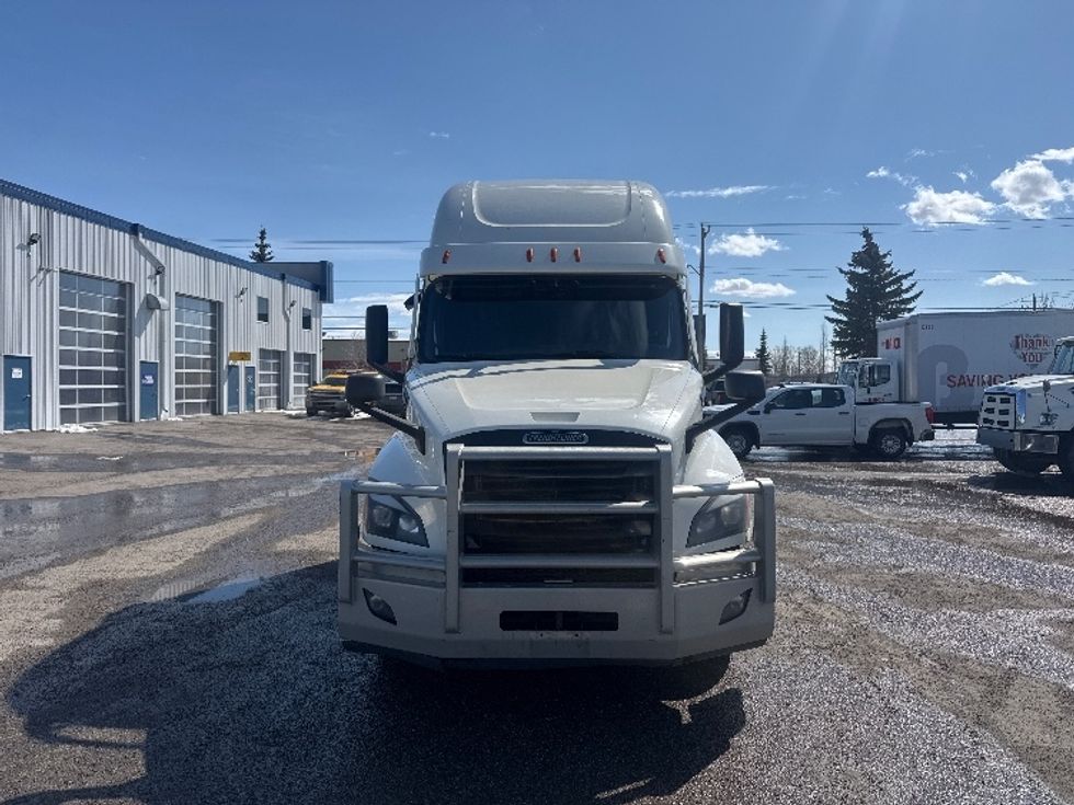 Sleeper Tractor-Heavy Duty Tractors-Freightliner-2022-T12664ST-Calgary-AB-924,779\n\t\tkm-$ 78,000 - Image 2