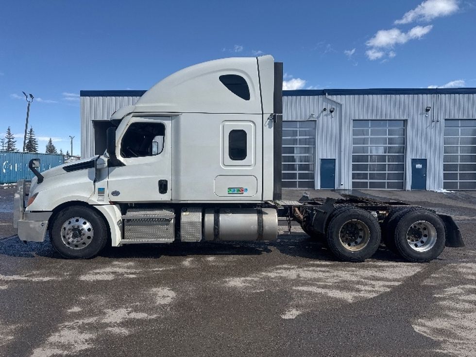 Sleeper Tractor-Heavy Duty Tractors-Freightliner-2022-T12664ST-Calgary-AB-924,779\n\t\tkm-$ 78,000 - Image 4
