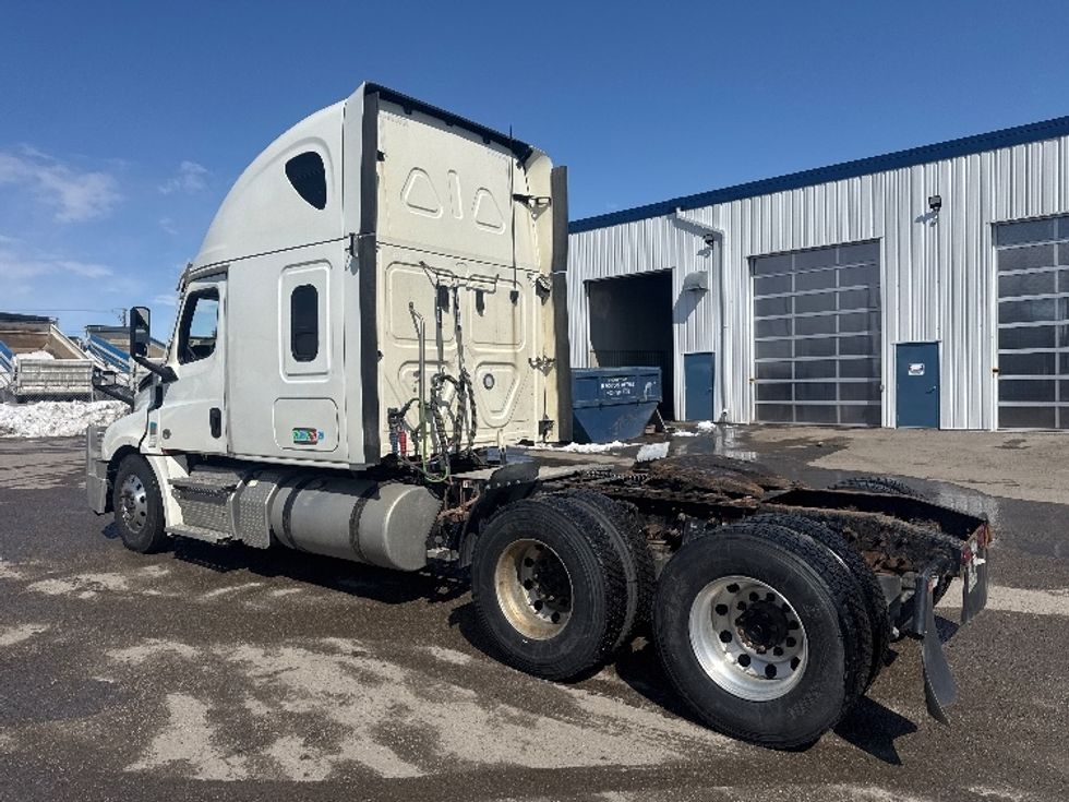 Sleeper Tractor-Heavy Duty Tractors-Freightliner-2022-T12664ST-Calgary-AB-924,779\n\t\tkm-$ 78,000 - Image 5