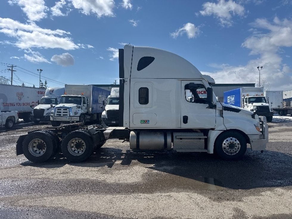 Sleeper Tractor-Heavy Duty Tractors-Freightliner-2022-T12664ST-Calgary-AB-924,779\n\t\tkm-$ 78,000 - Image 8