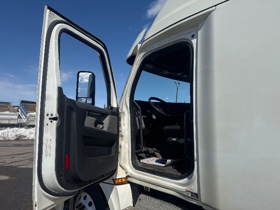 Sleeper Tractor-Heavy Duty Tractors-Freightliner-2022-T12664ST-Calgary-AB-924,779\n\t\tkm-$ 78,000 - Image 9