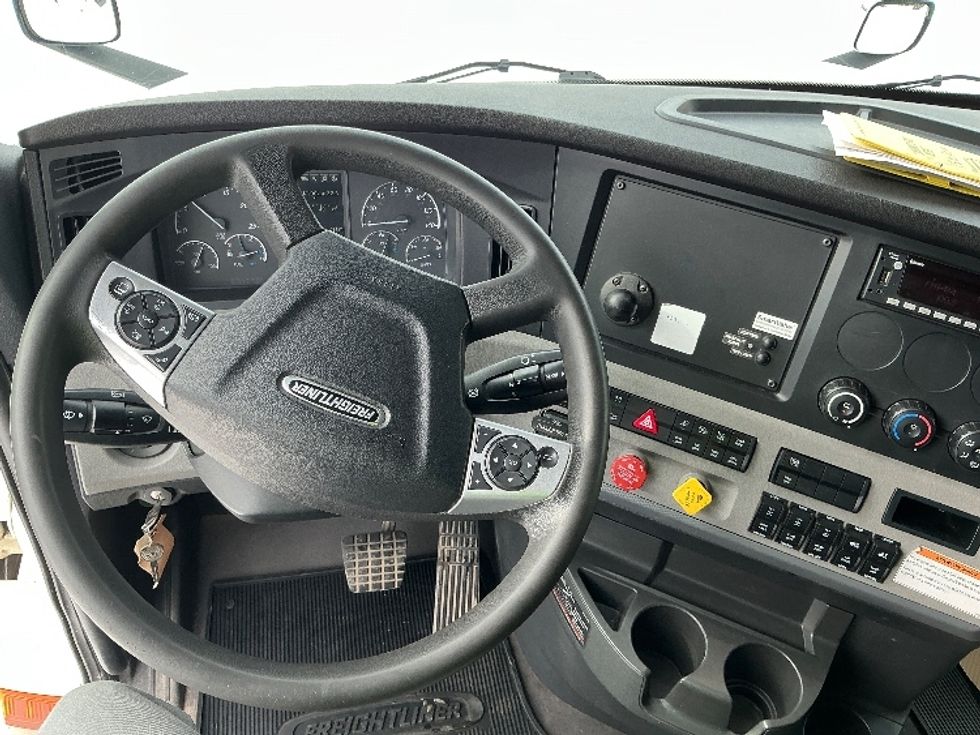 Sleeper Tractor-Heavy Duty Tractors-Freightliner-2022-T12664ST-Calgary-AB-935,621\n\t\tkm-$ 82,250 - Image 11