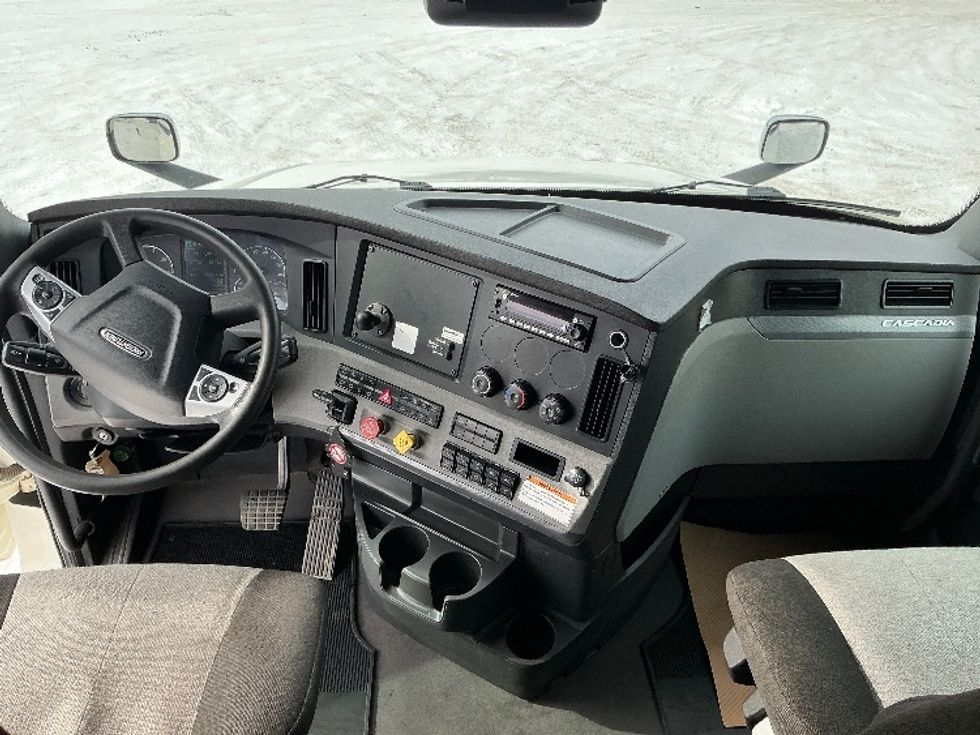 Sleeper Tractor-Heavy Duty Tractors-Freightliner-2022-T12664ST-Calgary-AB-935,621\n\t\tkm-$ 82,250 - Image 12