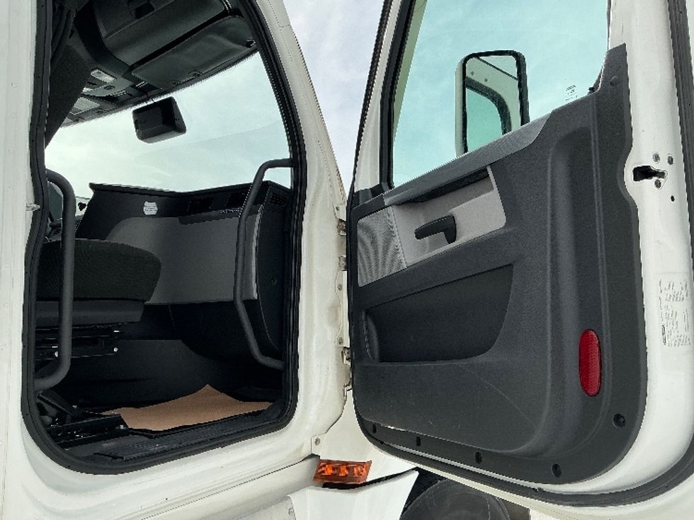 Sleeper Tractor-Heavy Duty Tractors-Freightliner-2022-T12664ST-Calgary-AB-935,621\n\t\tkm-$ 82,250 - Image 13