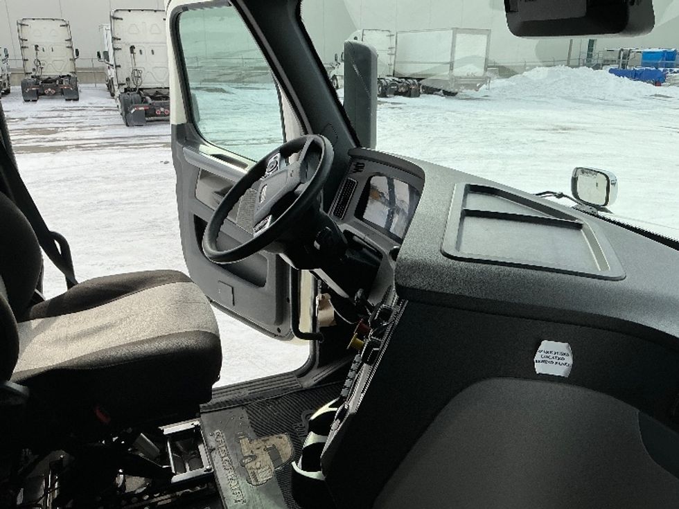 Sleeper Tractor-Heavy Duty Tractors-Freightliner-2022-T12664ST-Calgary-AB-935,621\n\t\tkm-$ 82,250 - Image 15