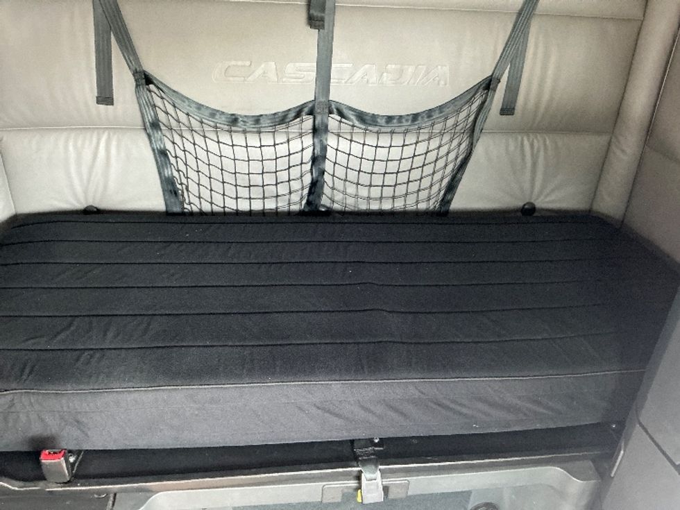 Sleeper Tractor-Heavy Duty Tractors-Freightliner-2022-T12664ST-Calgary-AB-935,621\n\t\tkm-$ 82,250 - Image 16